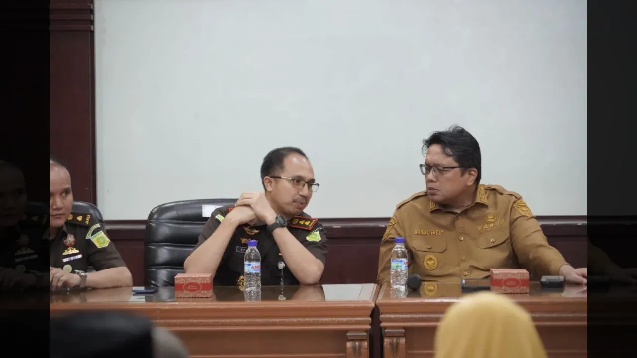 Kajari) Tanah Datar Ryan Palasi bersama Wabup Ahmad Fadly
